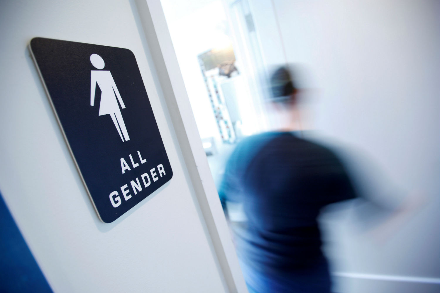 Trump anula una norma que permitía a transexuales elegir baño en las escuelas
