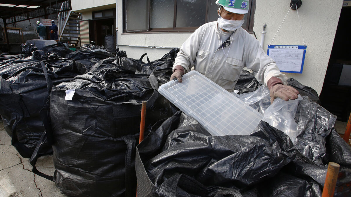 Un trabajador que contrajo cáncer en Fukushima denuncia a su empresa