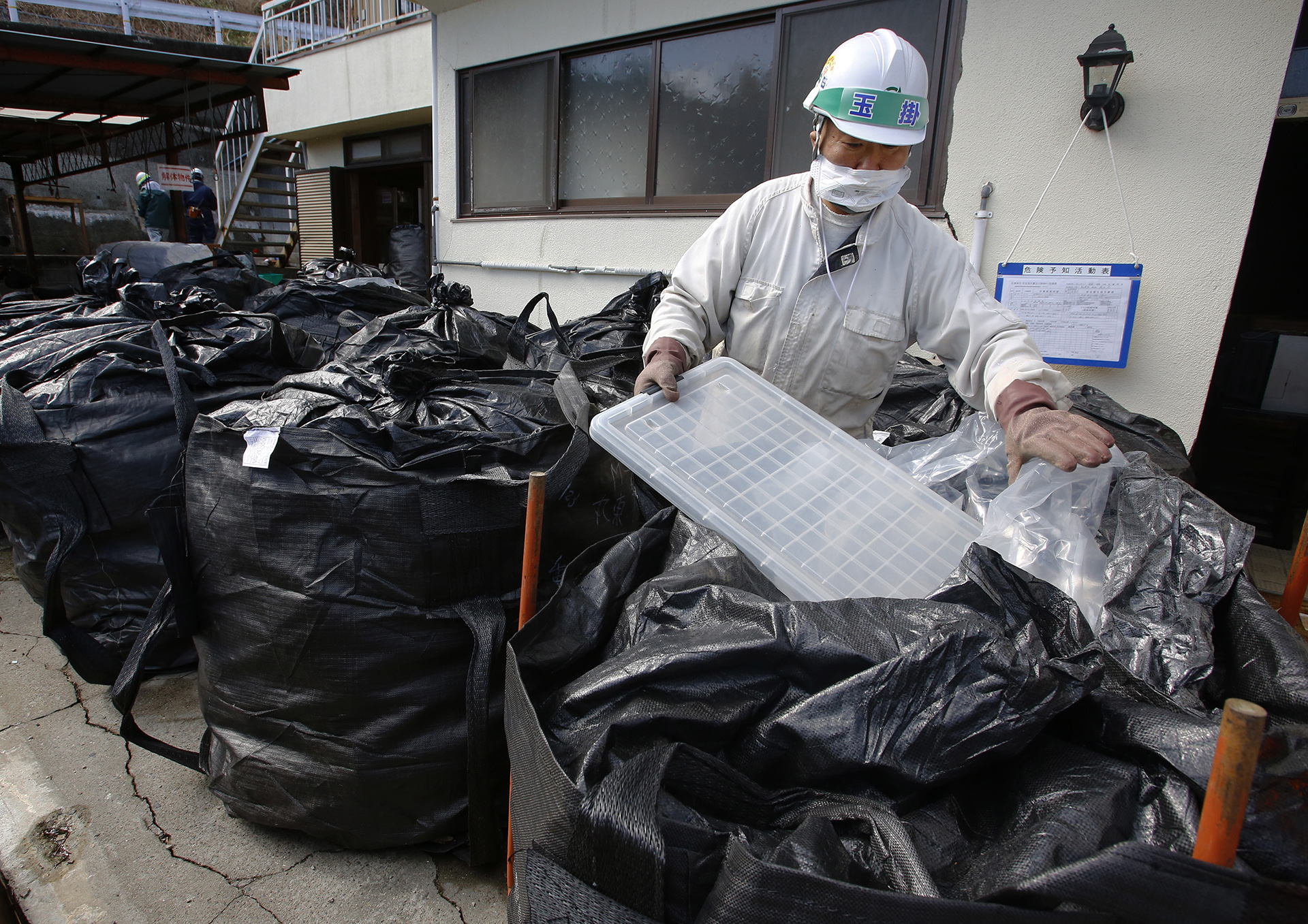 Un trabajador que contrajo cáncer en Fukushima denuncia a su empresa