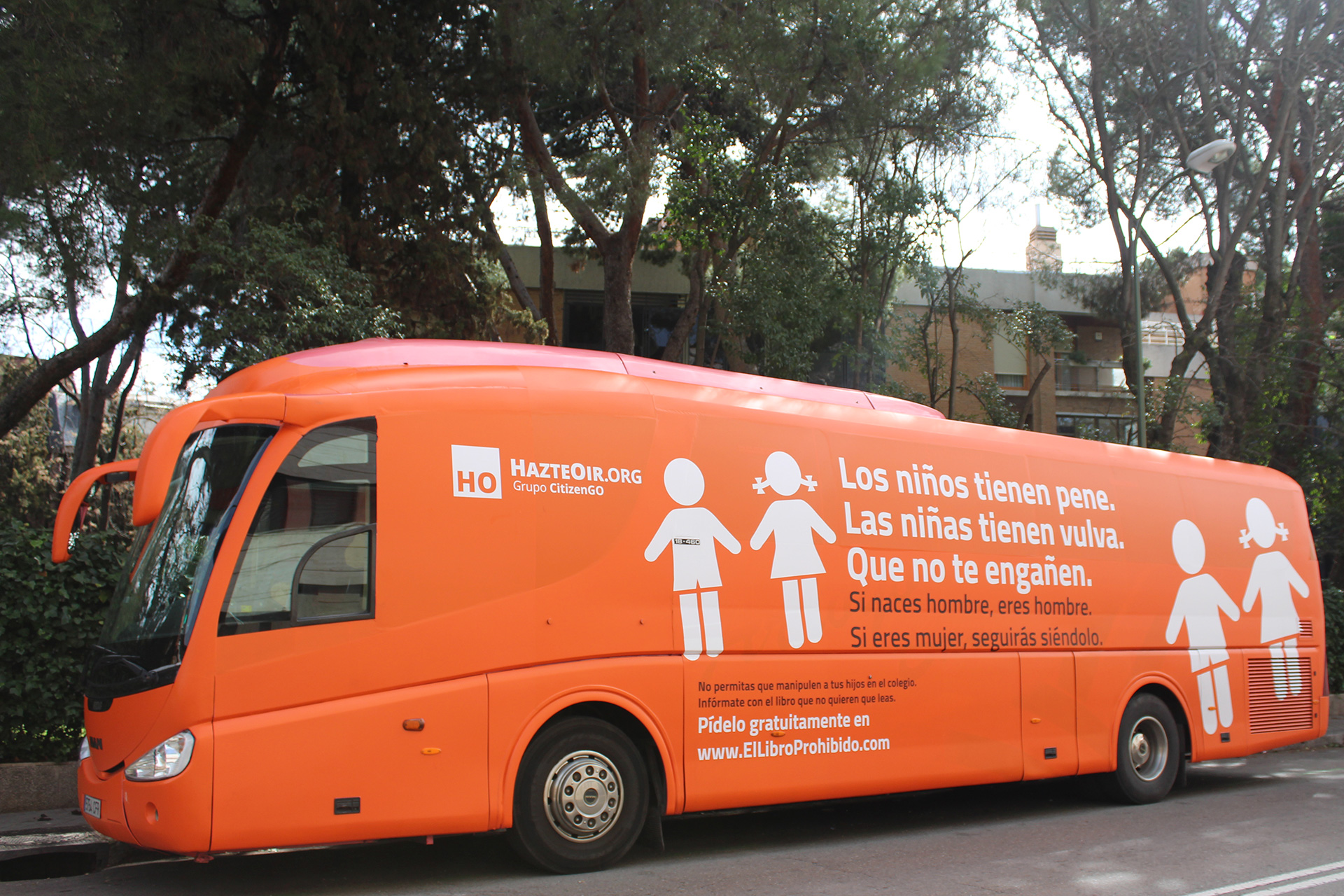 La policía de Madrid inmoviliza el autobús transfóbico