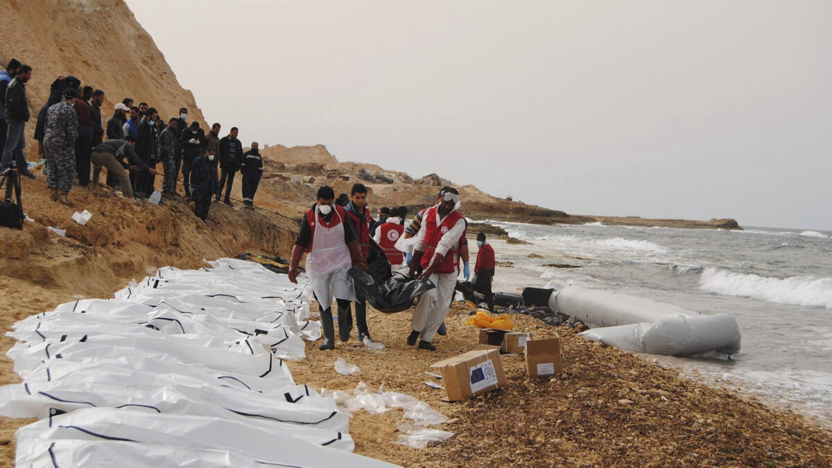 Aparecen al menos 74 cadáveres en las costas de Libia