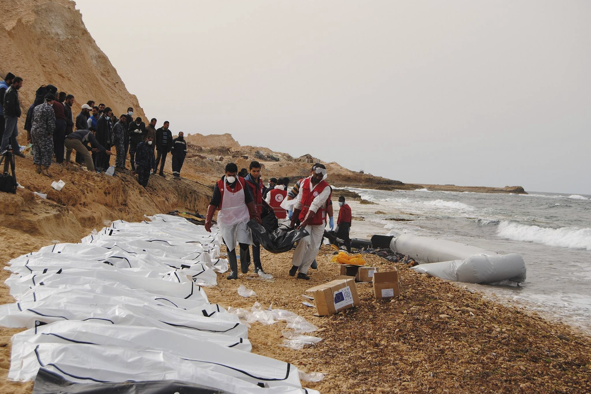 Aparecen al menos 74 cadáveres en las costas de Libia
