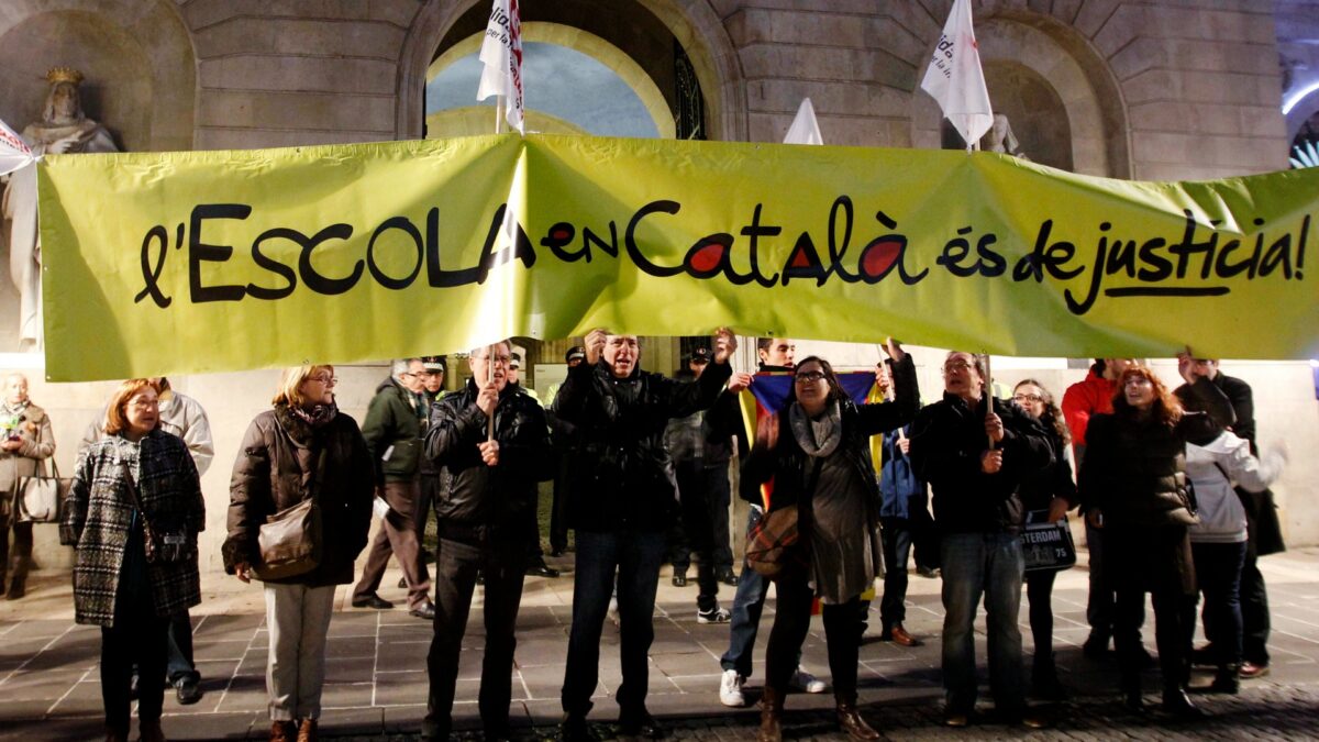 El Parlamento catalán rechaza que los padres elijan en qué lengua escolarizar a sus hijos