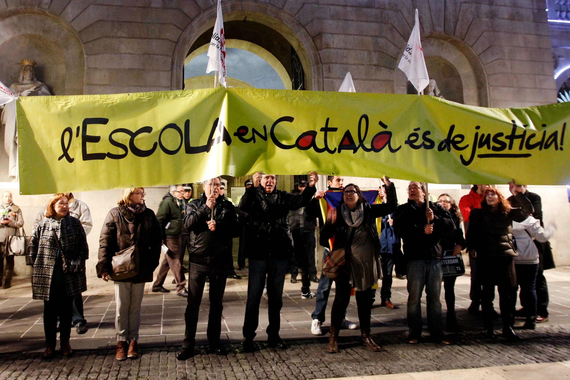 El Parlamento catalán rechaza que los padres elijan en qué lengua escolarizar a sus hijos