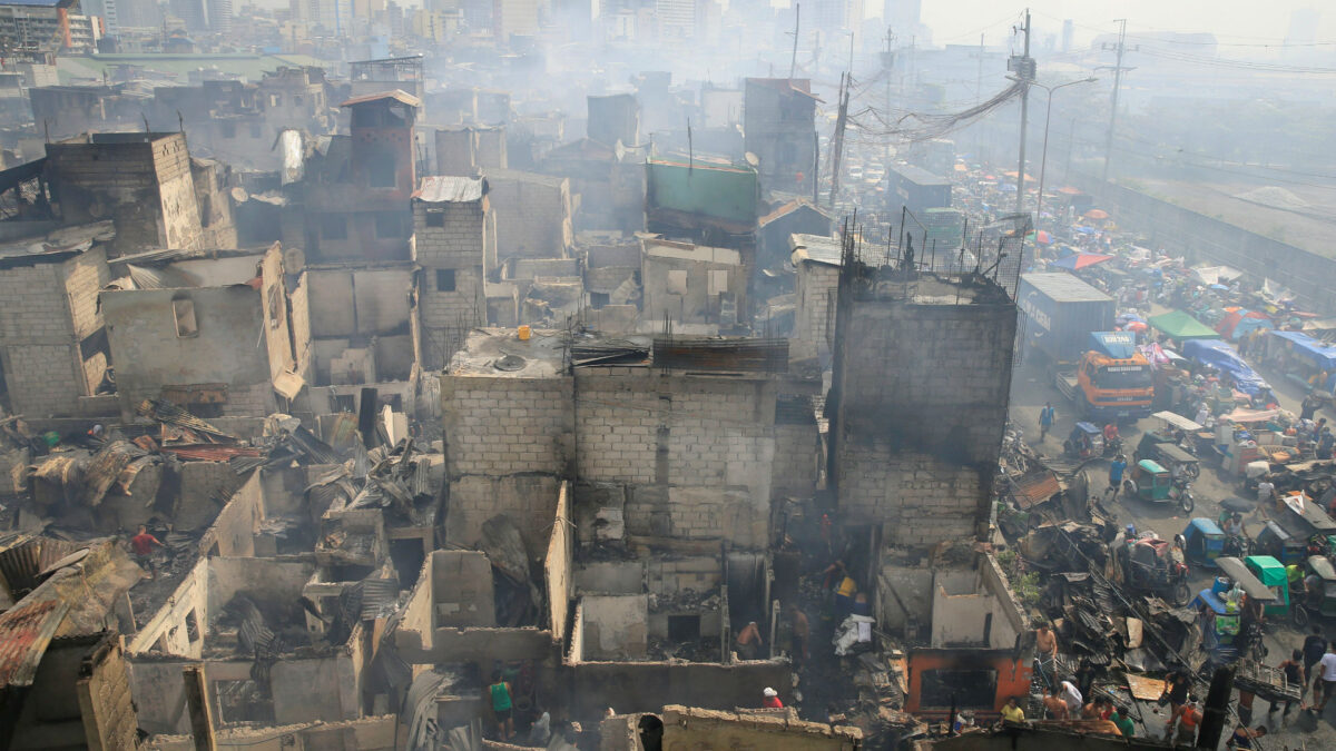 Un gigantesco incendio calcina las viviendas de unas 15.000 personas en Manila