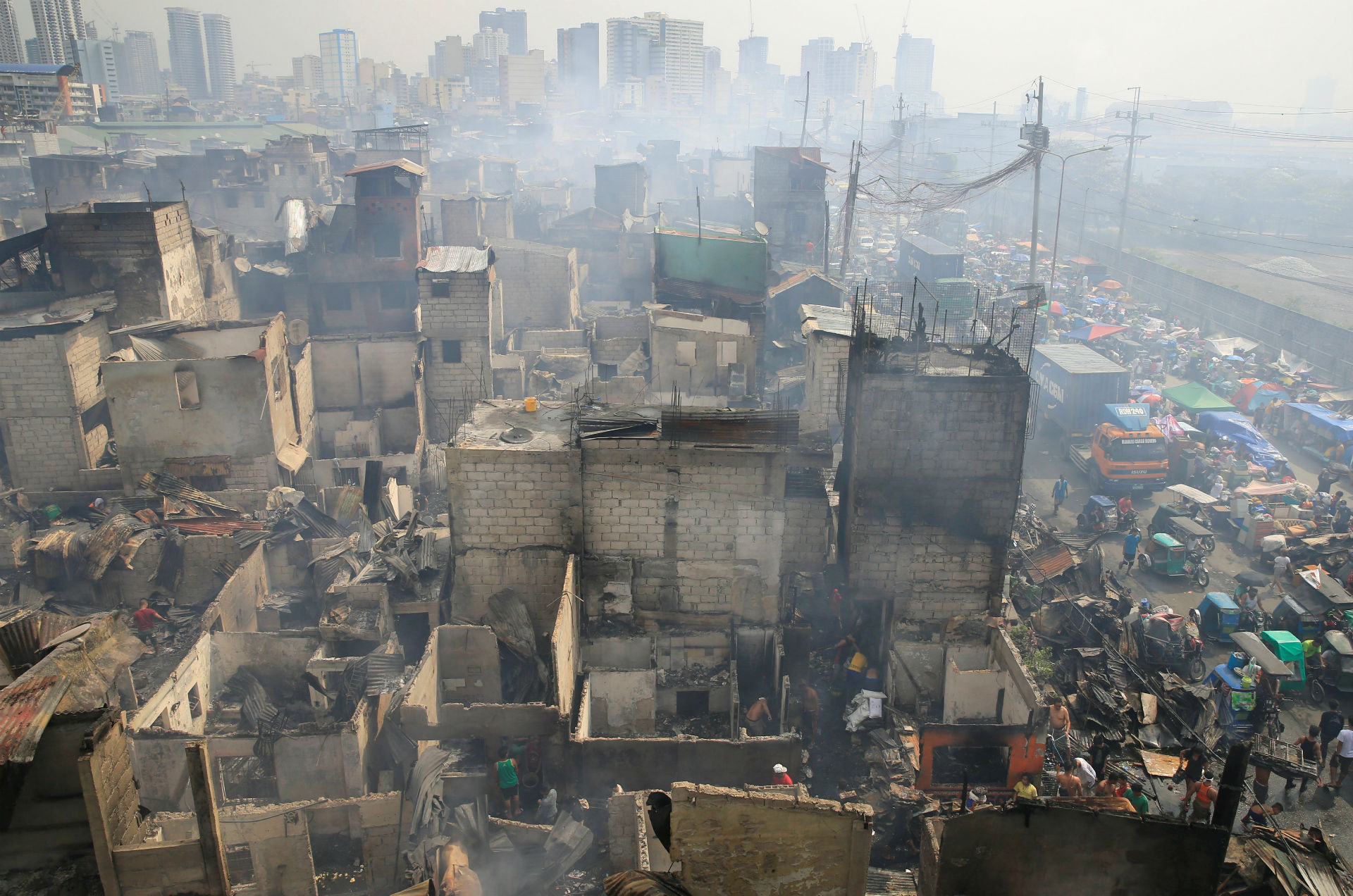 Un gigantesco incendio calcina las viviendas de unas 15.000 personas en Manila