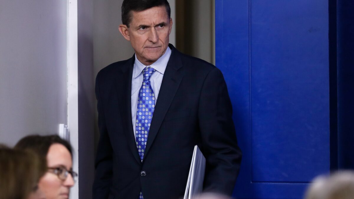 El asesor Michael Flynn, primera baja en el equipo de Trump