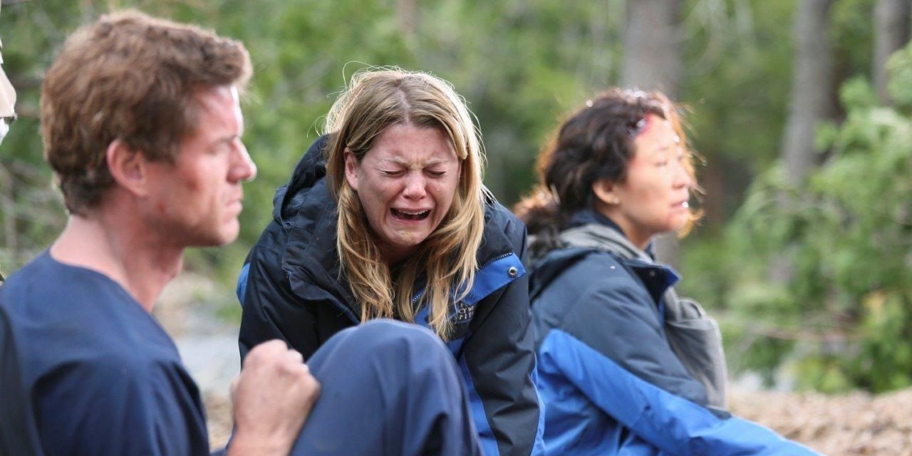 Meredith Grey llorando luego de que el avión en el que viajaba se estrellara en el medio del bosque y muriera su hermana. Gracias Shonda.