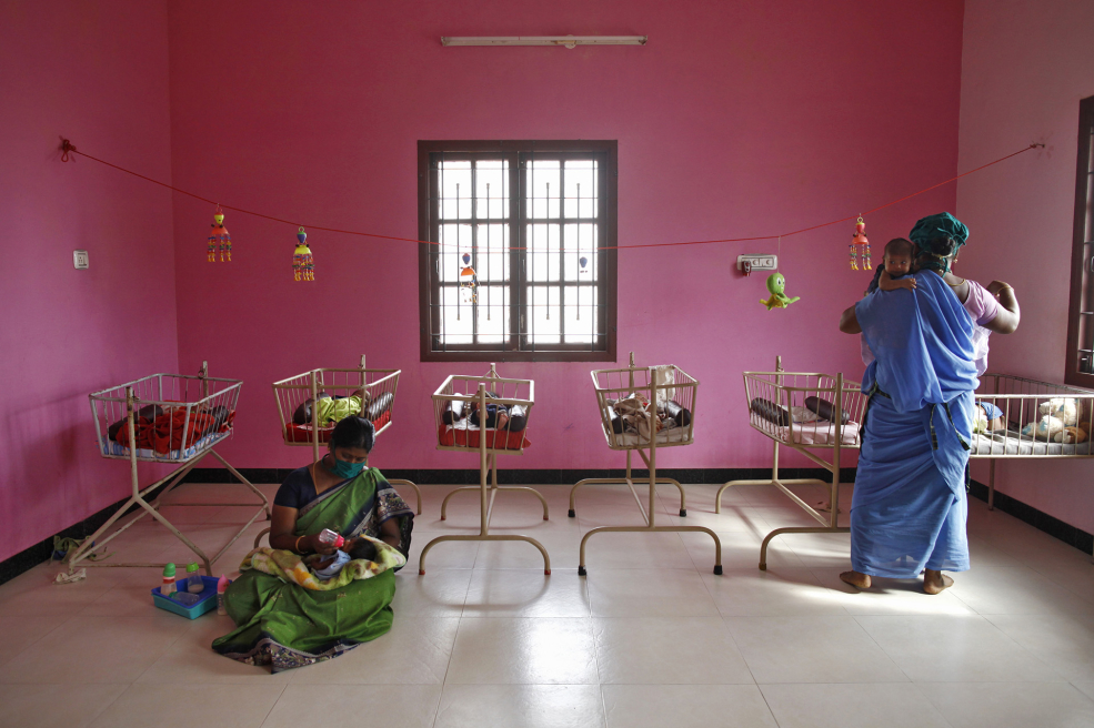 La policía de India cierra un orfanato por vender al menos 24 bebés