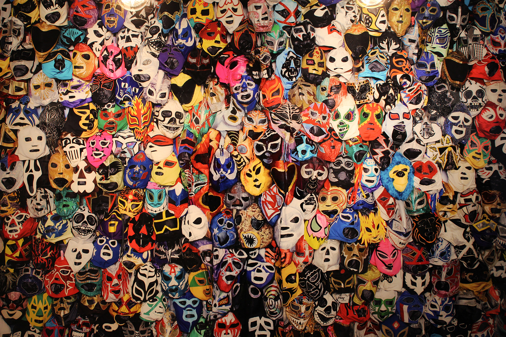 Liu Bolin: Mexican Wrestling Masks, 2015. (Foto: Cecilia de la Serna / The Objective)