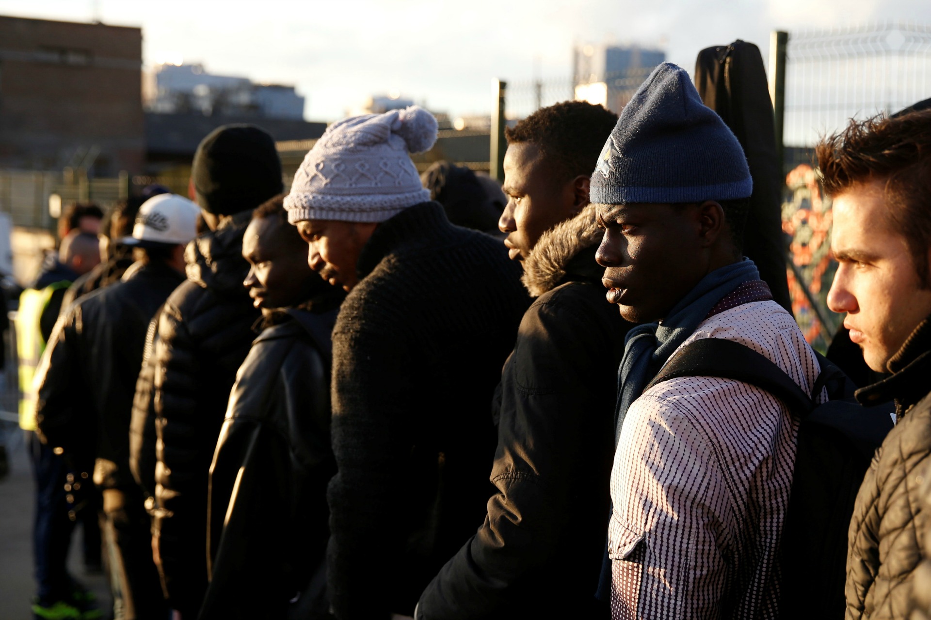 Amnistía denuncia la expulsión de migrantes en Francia