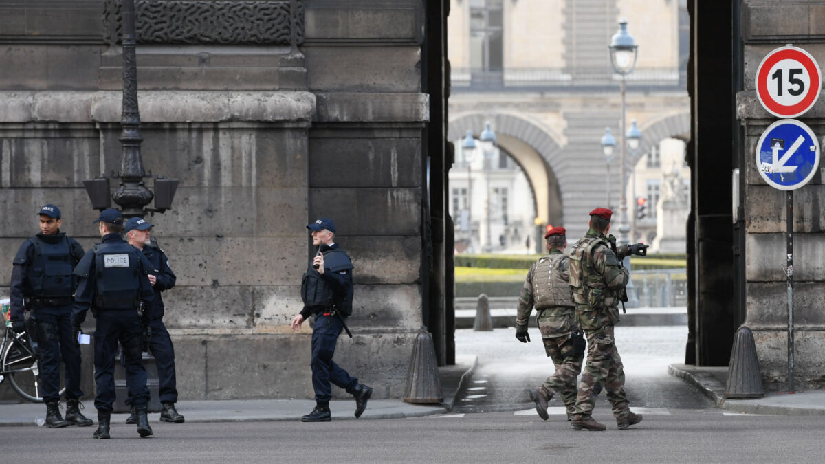 Un militar dispara a un hombre que ha intentado agredirlo con un machete cerca del Louvre