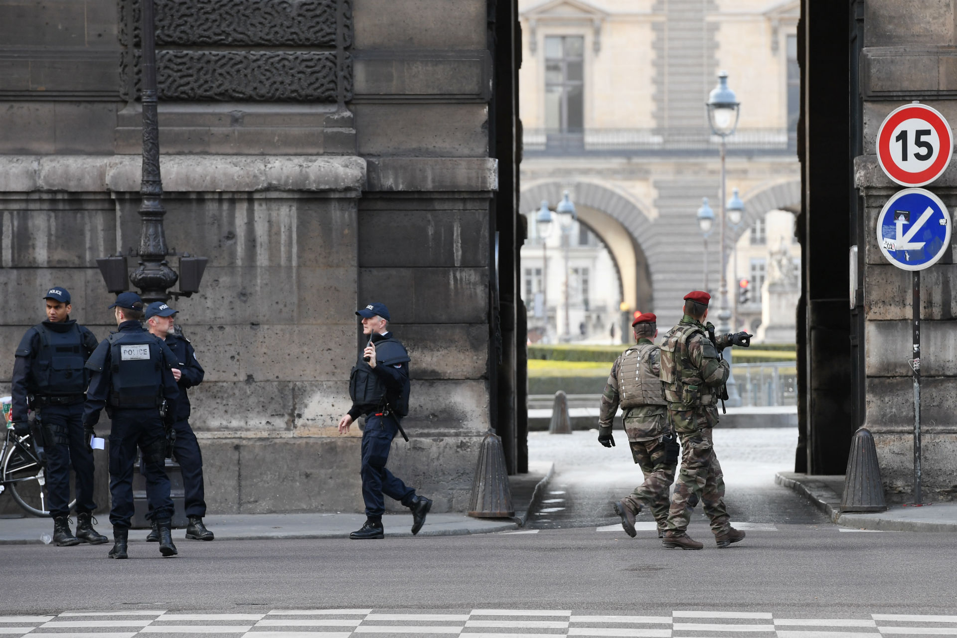 Un militar dispara a un hombre que ha intentado agredirlo con un machete cerca del Louvre