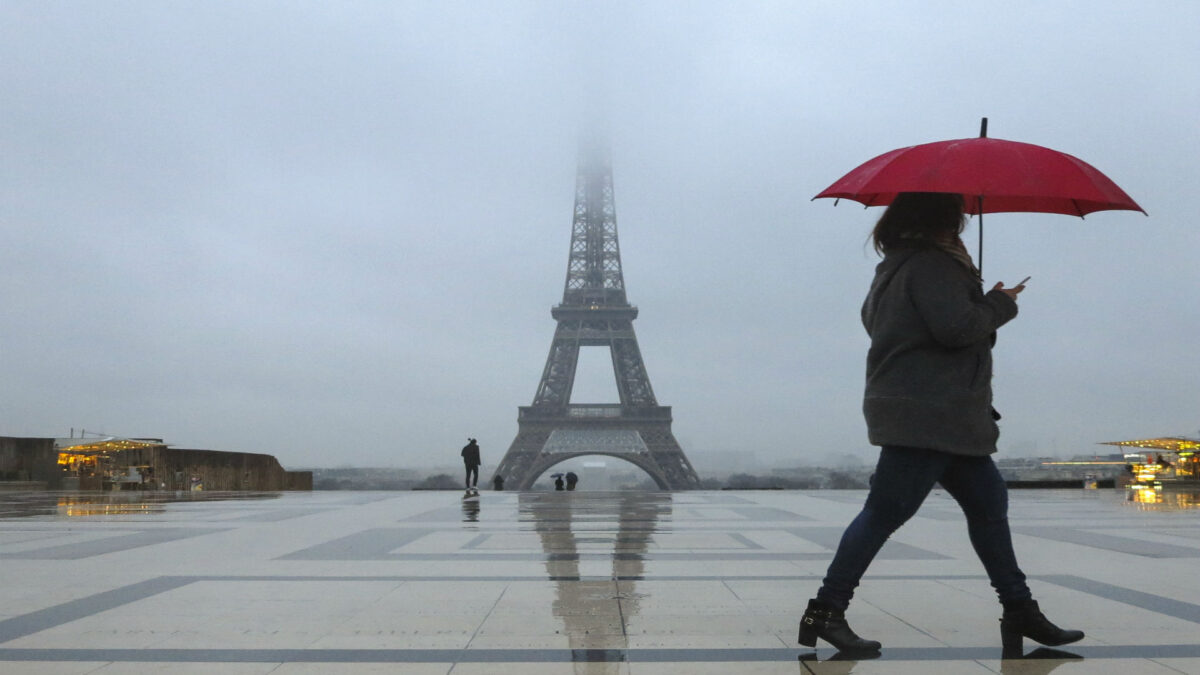 París instalará un enorme muro de cristal antibalas en la Torre Eiffel