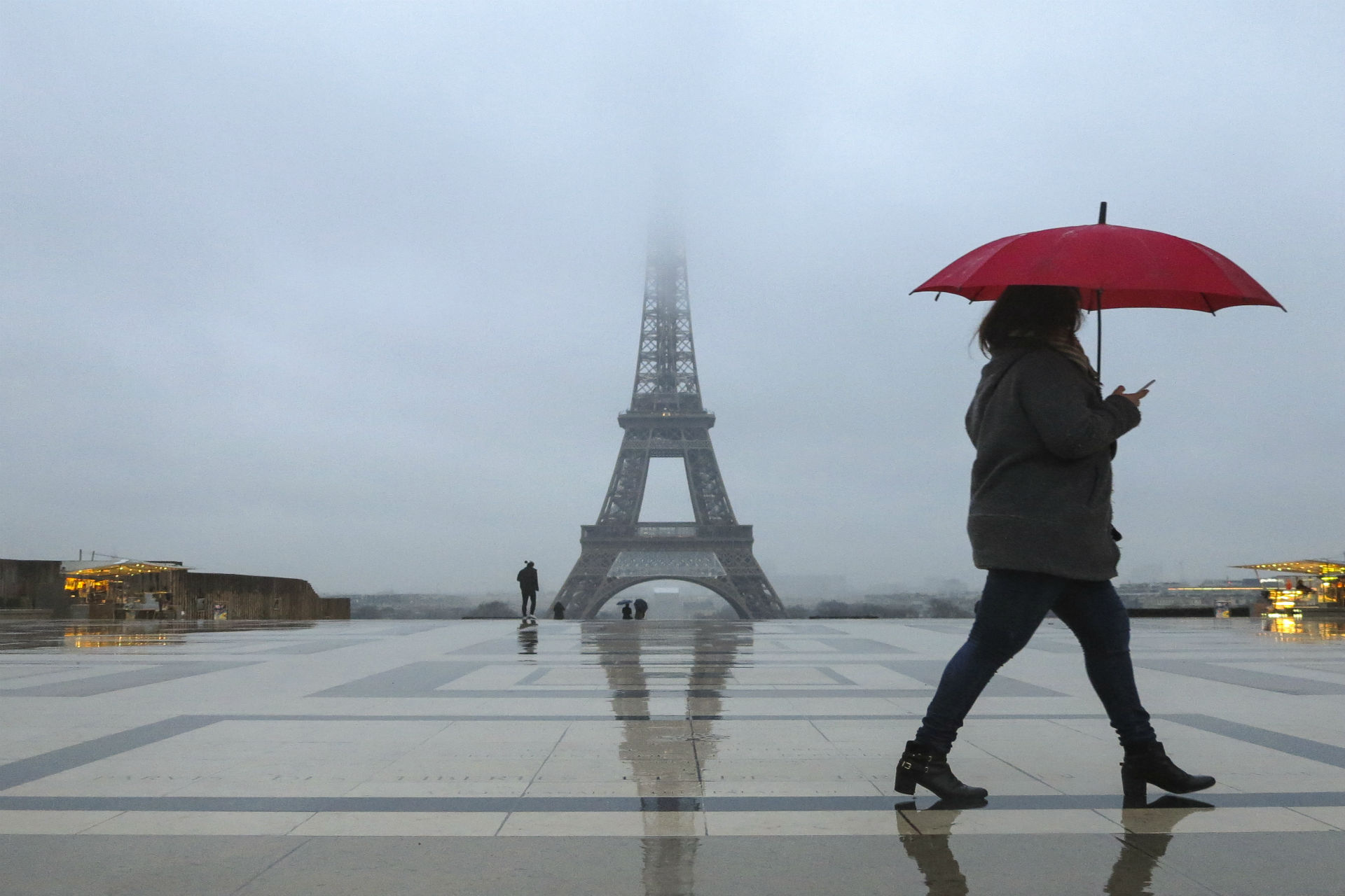 París instalará un enorme muro de cristal antibalas en la Torre Eiffel