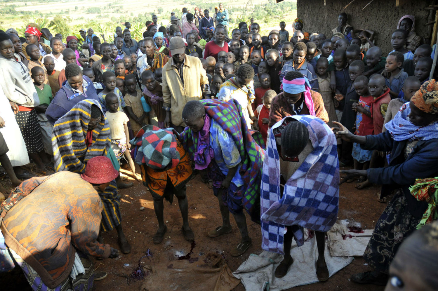 Prisca Korein, un cirujano tradicional de 62 años, lleva a cabo la mutilación genital femenina a varias niñas de la tribu de sebei, en el distrito de Bukwa, Kampala. 15 de diciembre de 2008. (Foto: James Akena | Reuters)