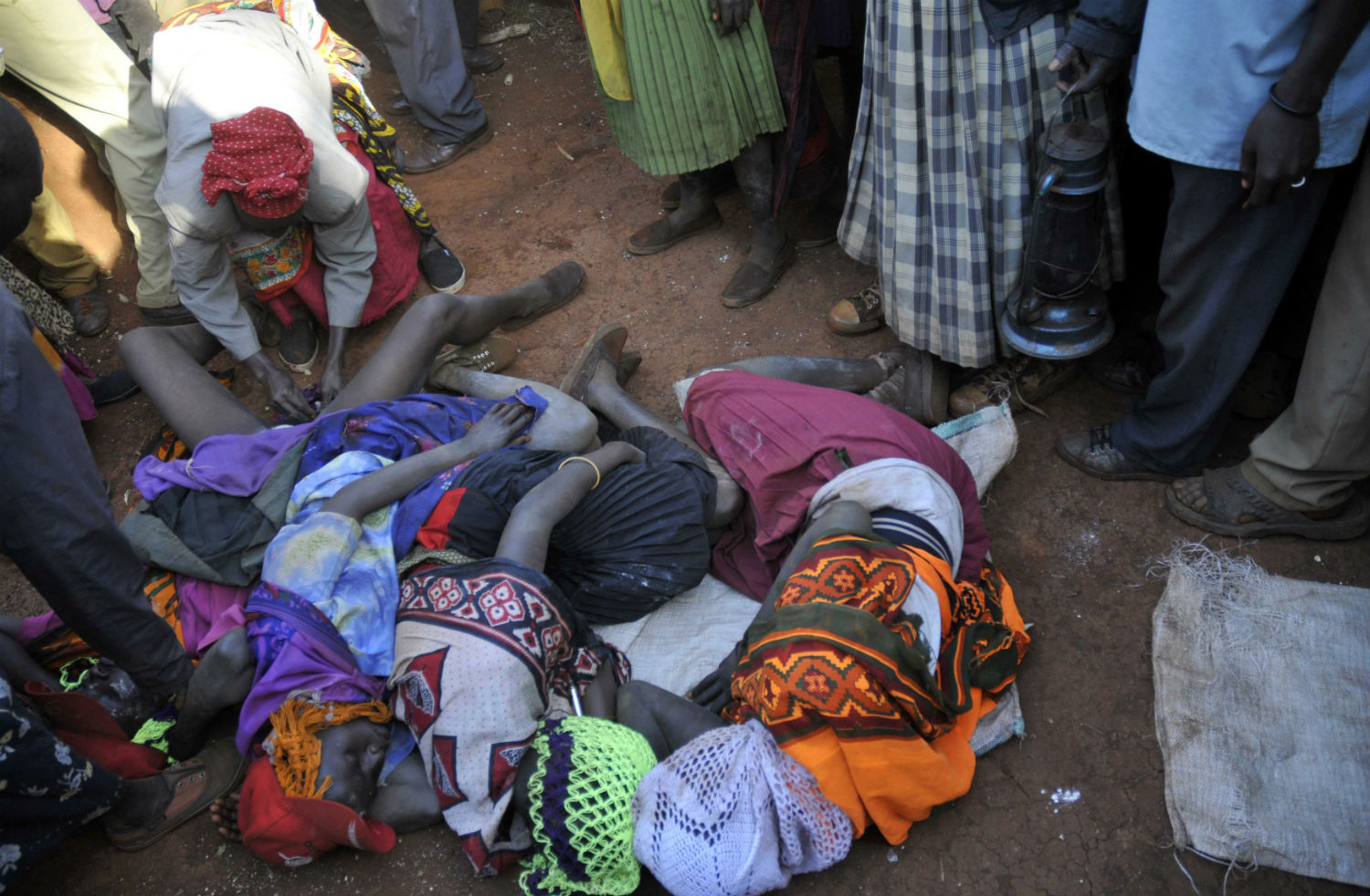 Prisca Korein, un cirujano tradicional de 62 años, lleva a cabo la mutilación genital femenina a varias niñas de la tribu de sebei, en el distrito de Bukwa, Kampala. 15 de diciembre de 2008. (Foto: James Akena | Reuters)