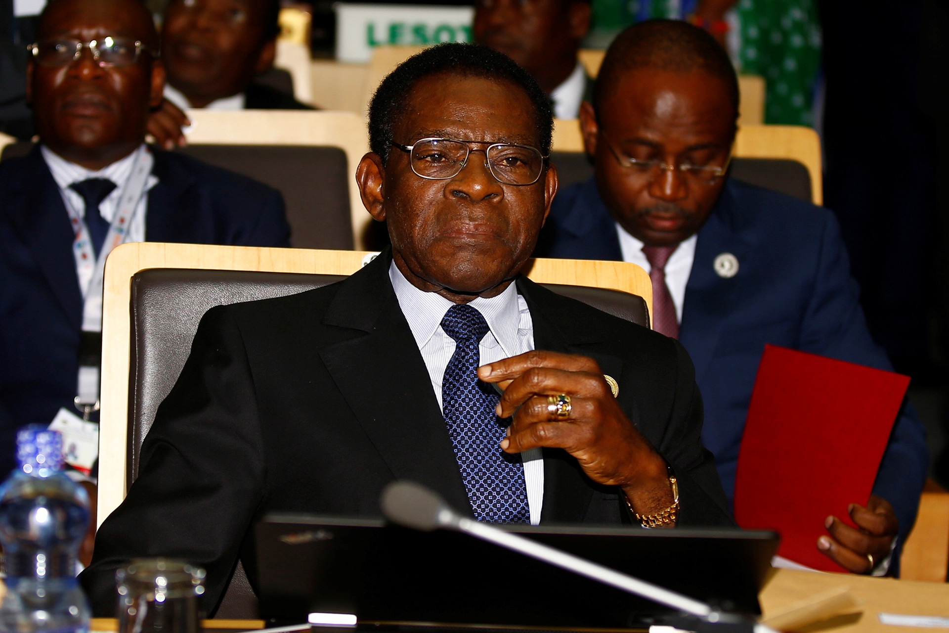 Un juez ordena embargar un avión de Obiang en Barajas