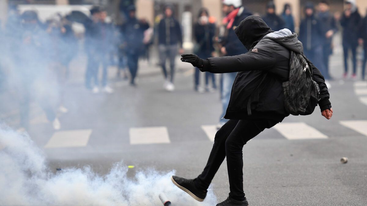 El caso del joven violado por un policía desata una ola de disturbios en París