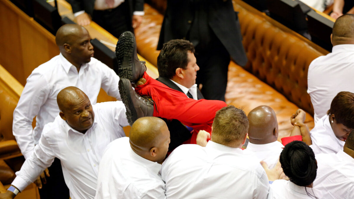 Batalla campal en el Parlamento sudafricano