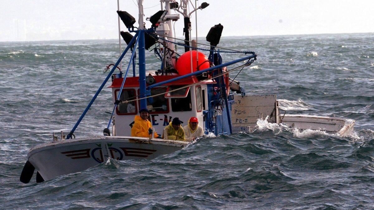 Rescatados 12 tripulantes de un pesquero hundido en la costa de Asturias
