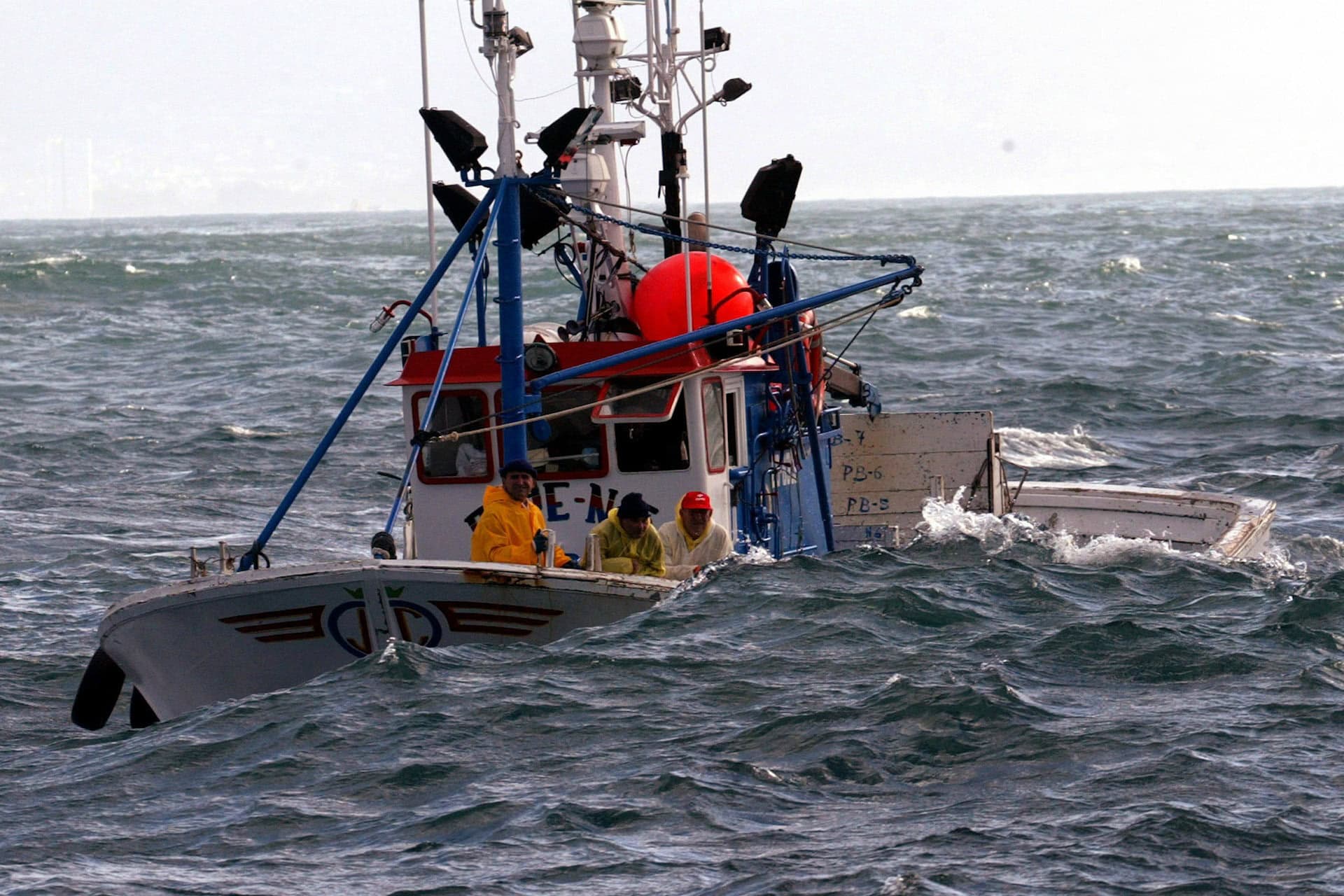 Rescatados 12 tripulantes de un pesquero hundido en la costa de Asturias