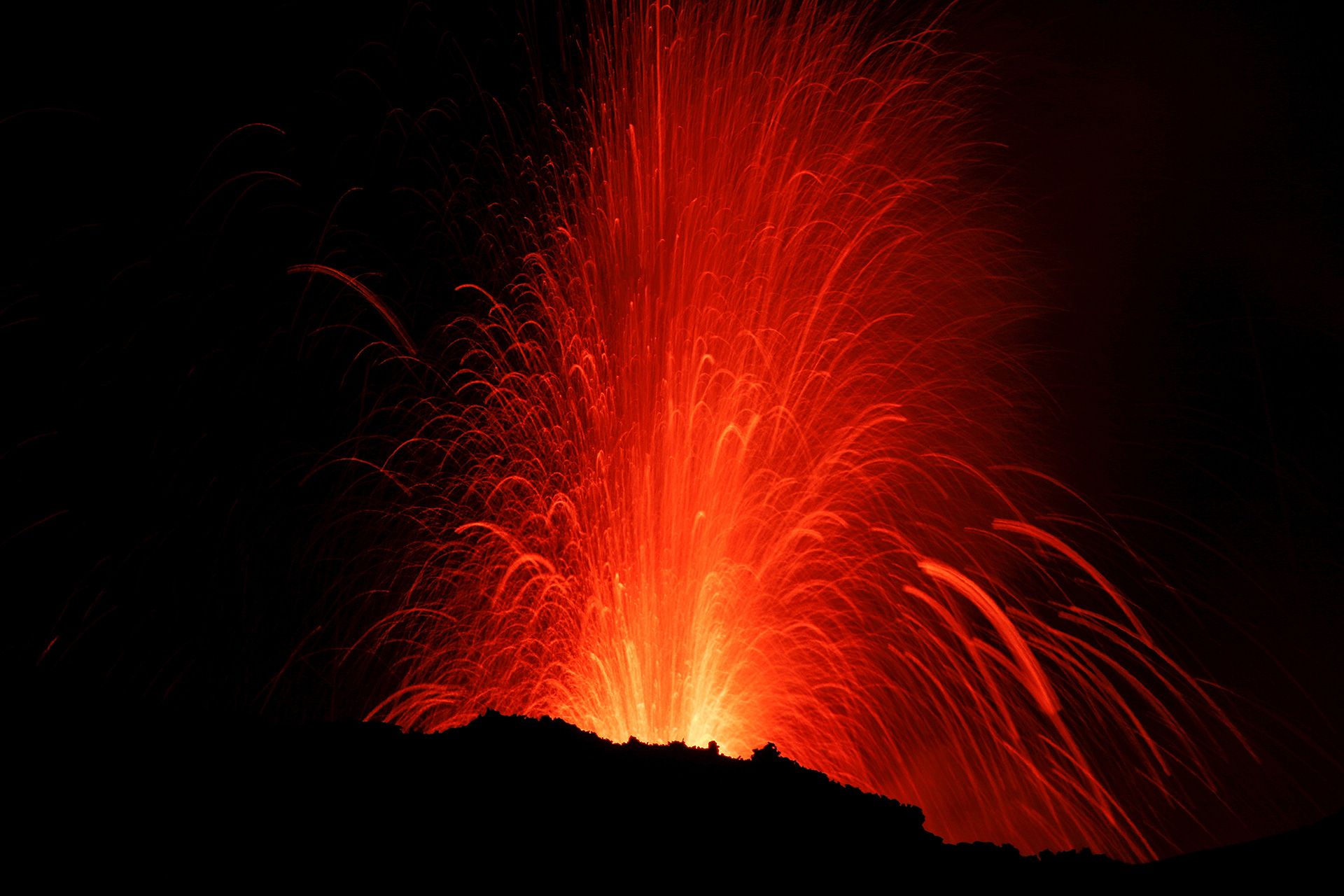volcan-etna-entra-en-erupcion