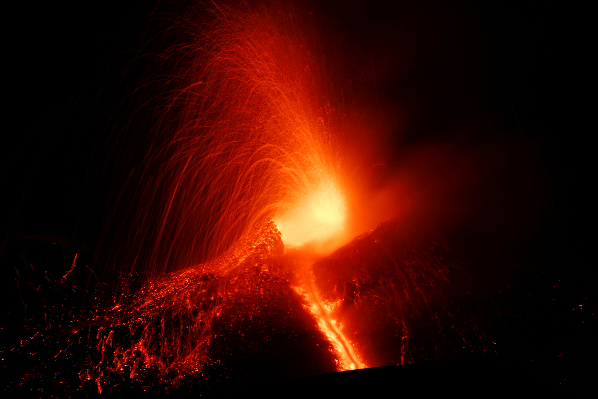 Las impresionantes imágenes del volcán Etna en erupción