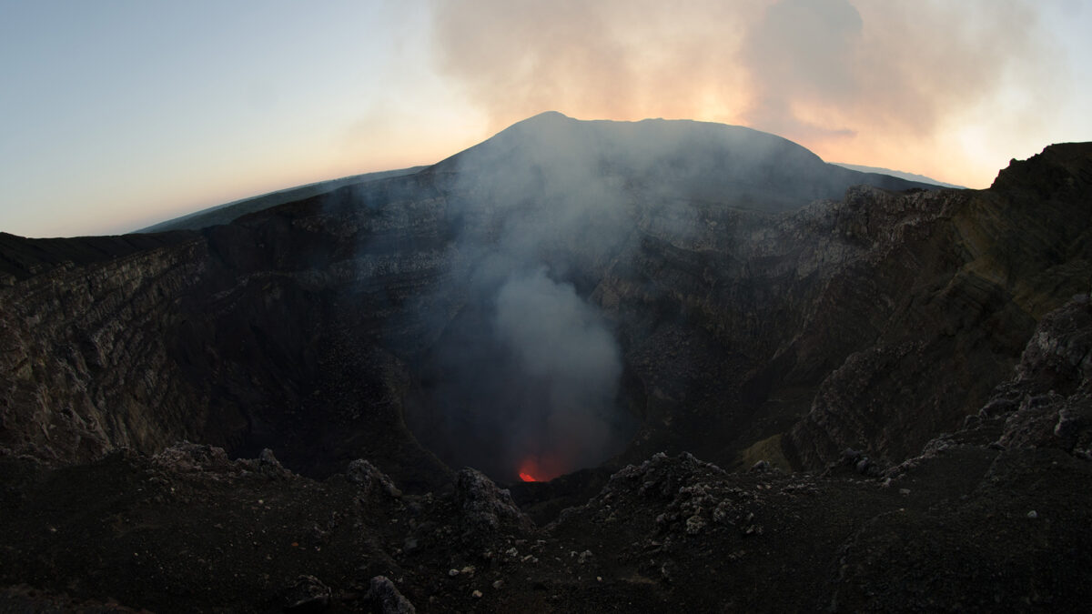 Rescatan con vida a dos hombres que cayeron a un volcán en Nicaragua