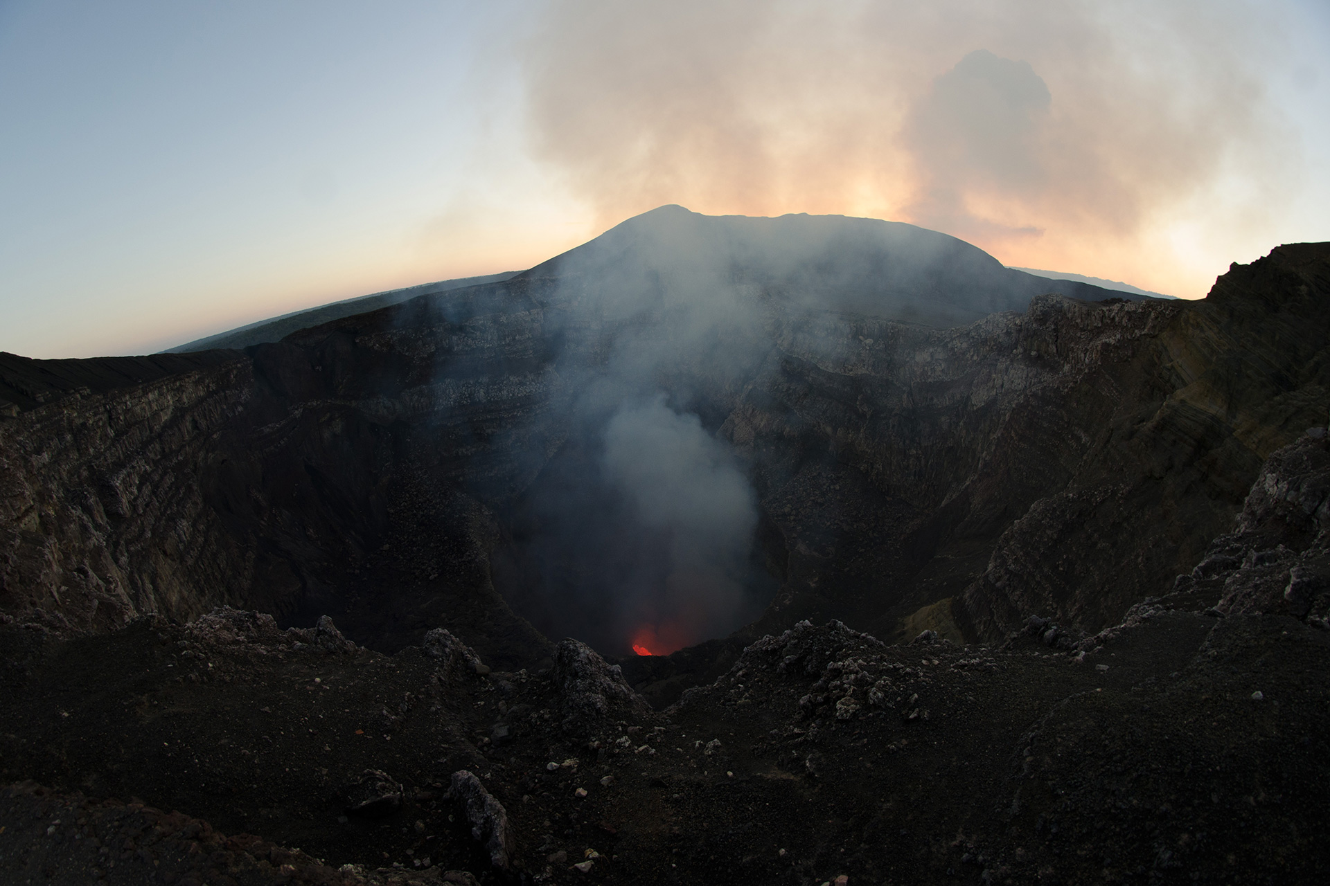 Rescatan con vida a dos hombres que cayeron a un volcán en Nicaragua