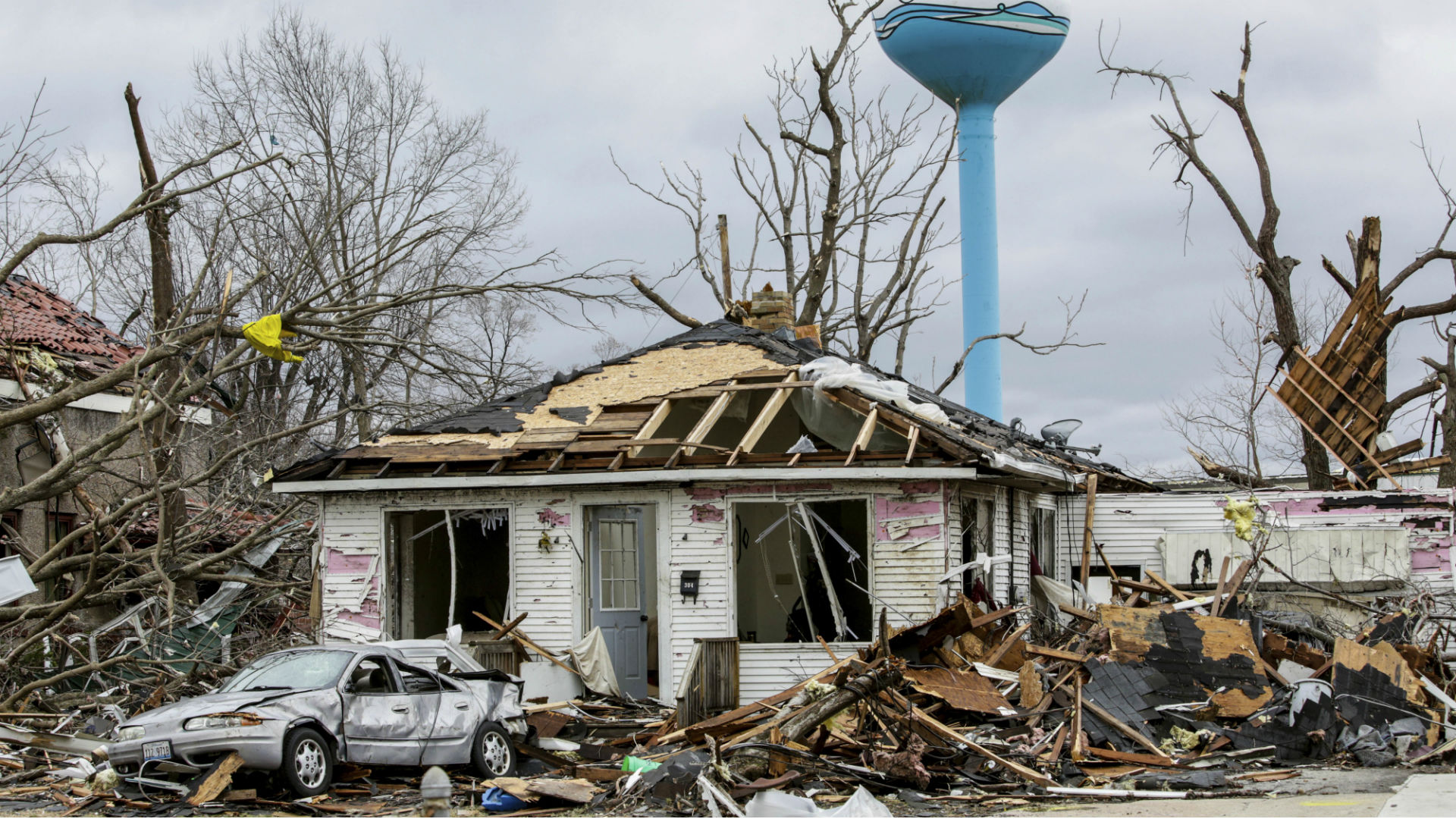 24 tornados atraviesan EEUU y dejan a su paso tres muertos