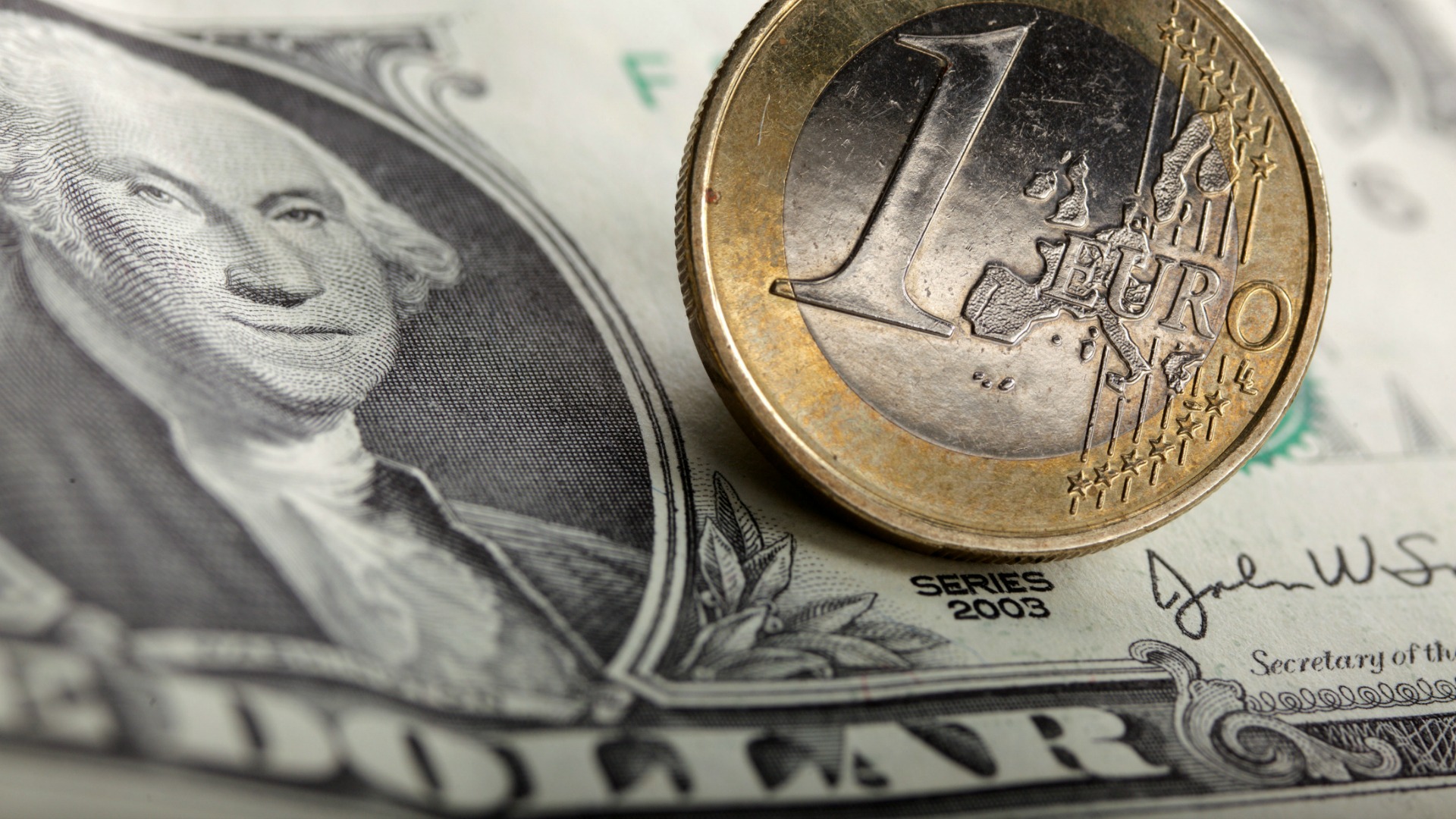 El euro sale reforzado de la victoria, prácticamente asegurada, de Rutte | Foto: Kacper Pempel / Reuters