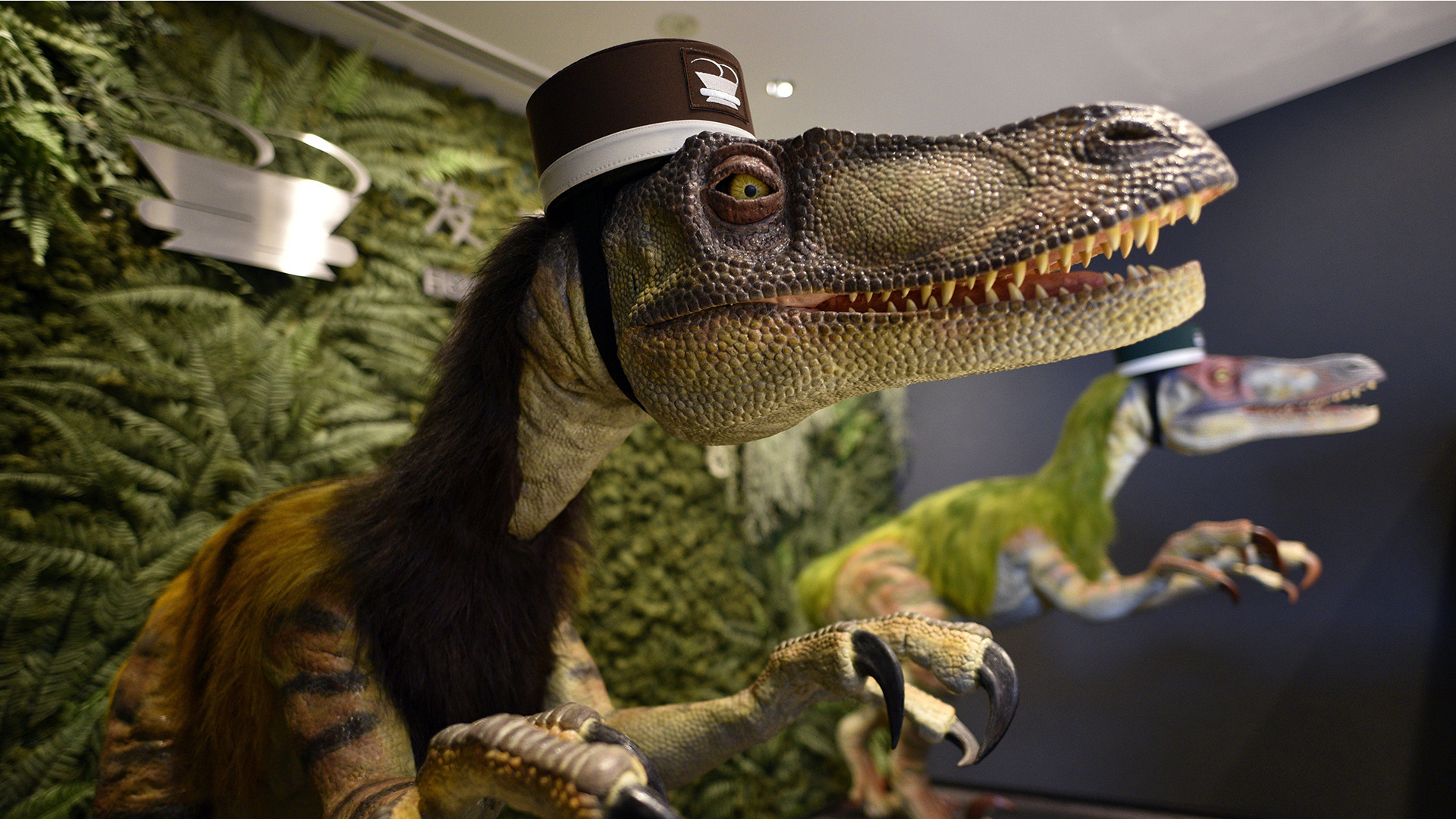 Abren en Tokio el primer hotel atendido por dinosaurios autómatas