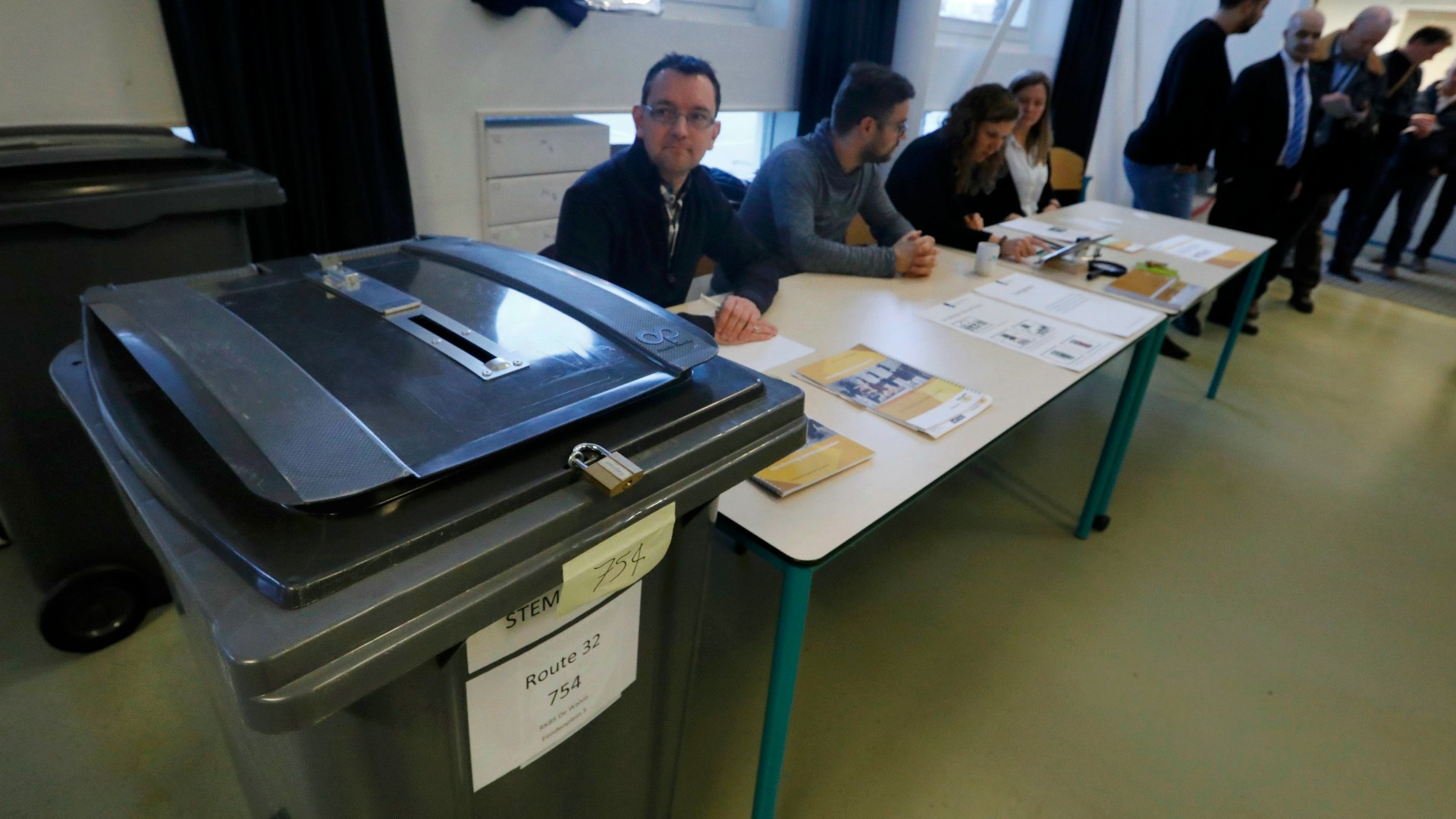 Abren los colegios electorales en Holanda para elegir a su próximo gobierno