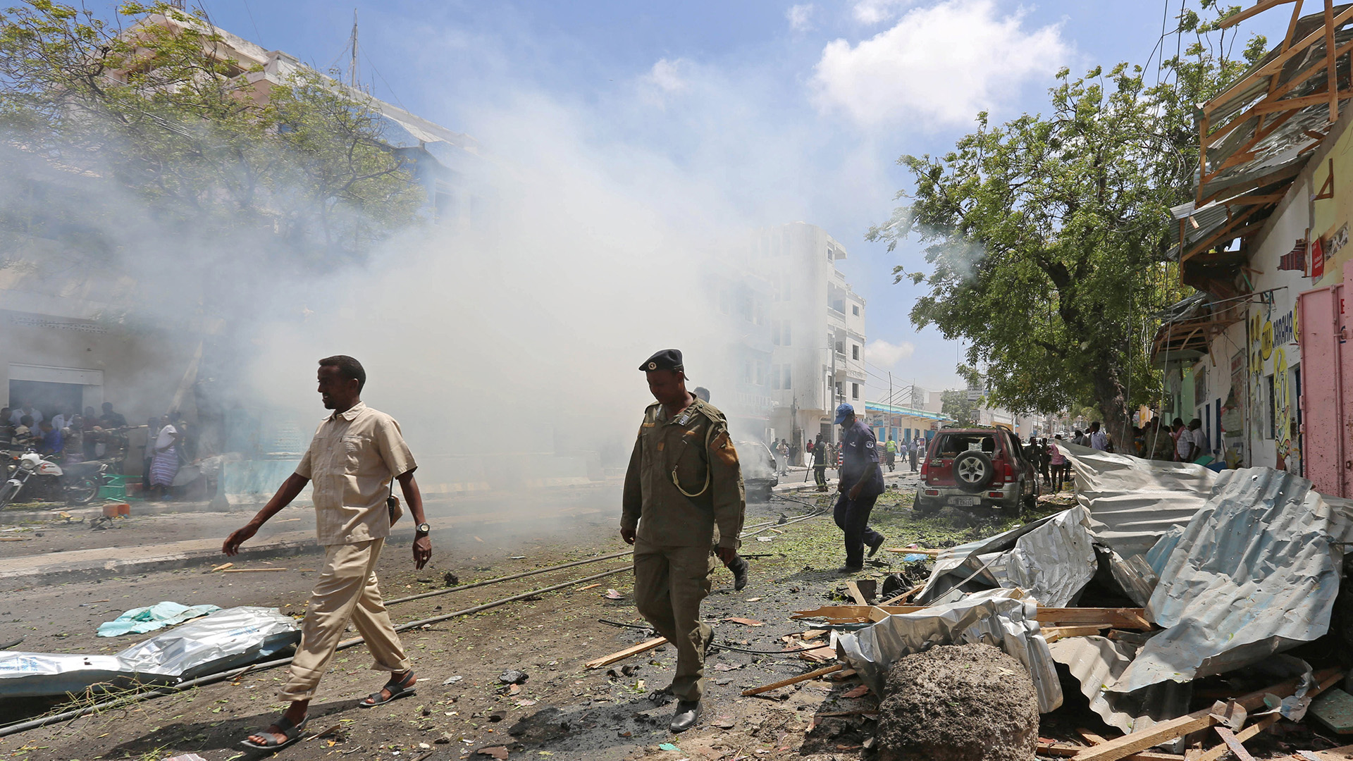 Al menos 13 muertos en dos atentados con coche bomba en Mogadiscio 2