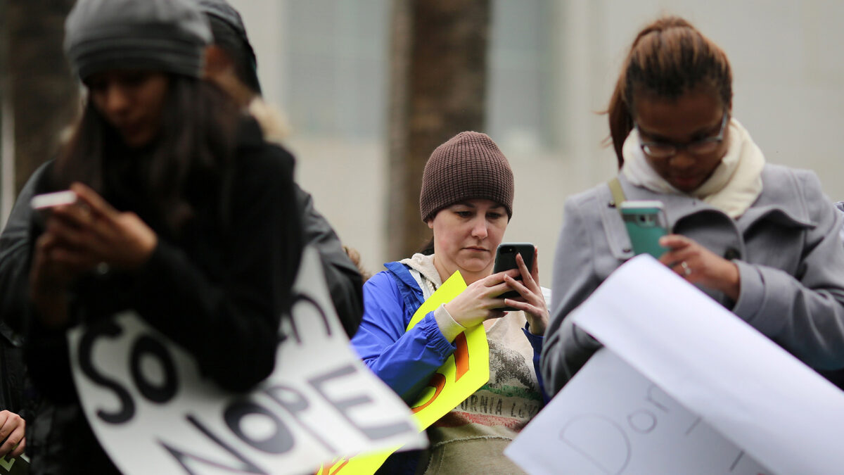 Alemania planea multar con hasta 50 millones a las redes sociales que no borren mensajes de odio
