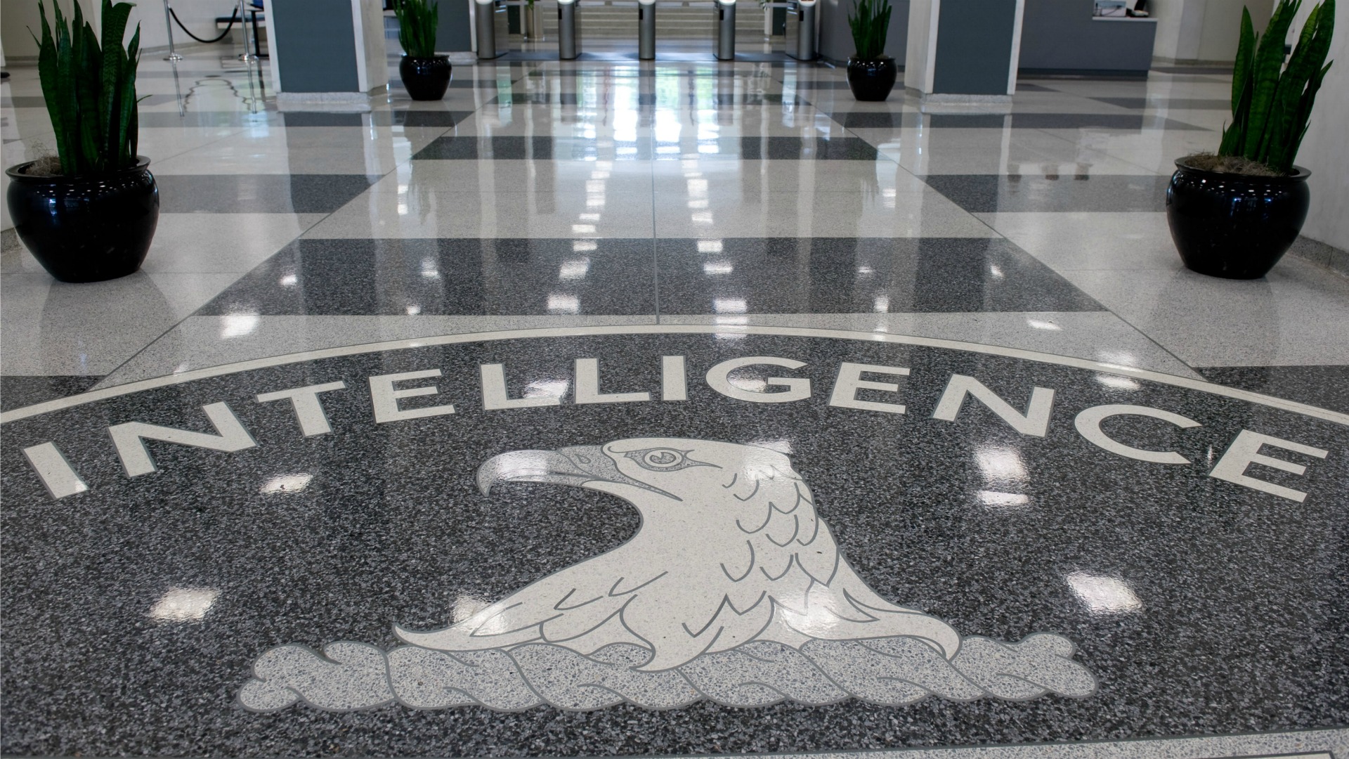 El FBI y la CIA investigan la filtración de WikiLeaks y Apple corregirá sus fallos de seguridad