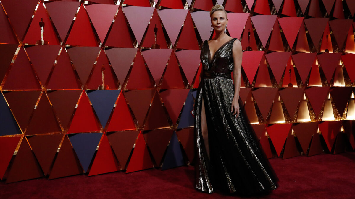 Así censuró la televisión iraní el escote de Charlize Theron en los Oscar