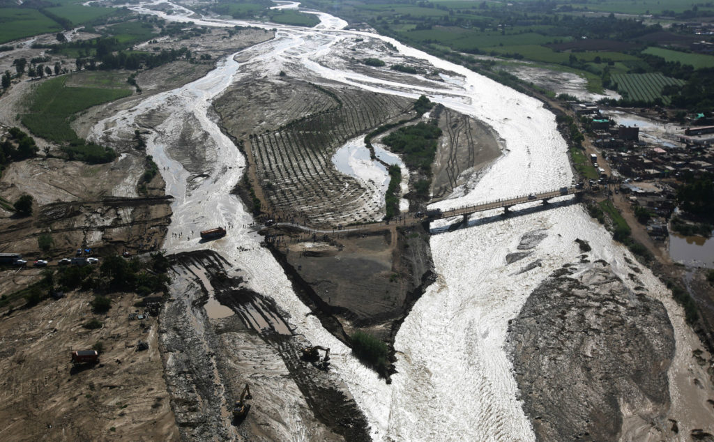Aumenta a 98 los muertos por las inundaciones en Perú 1