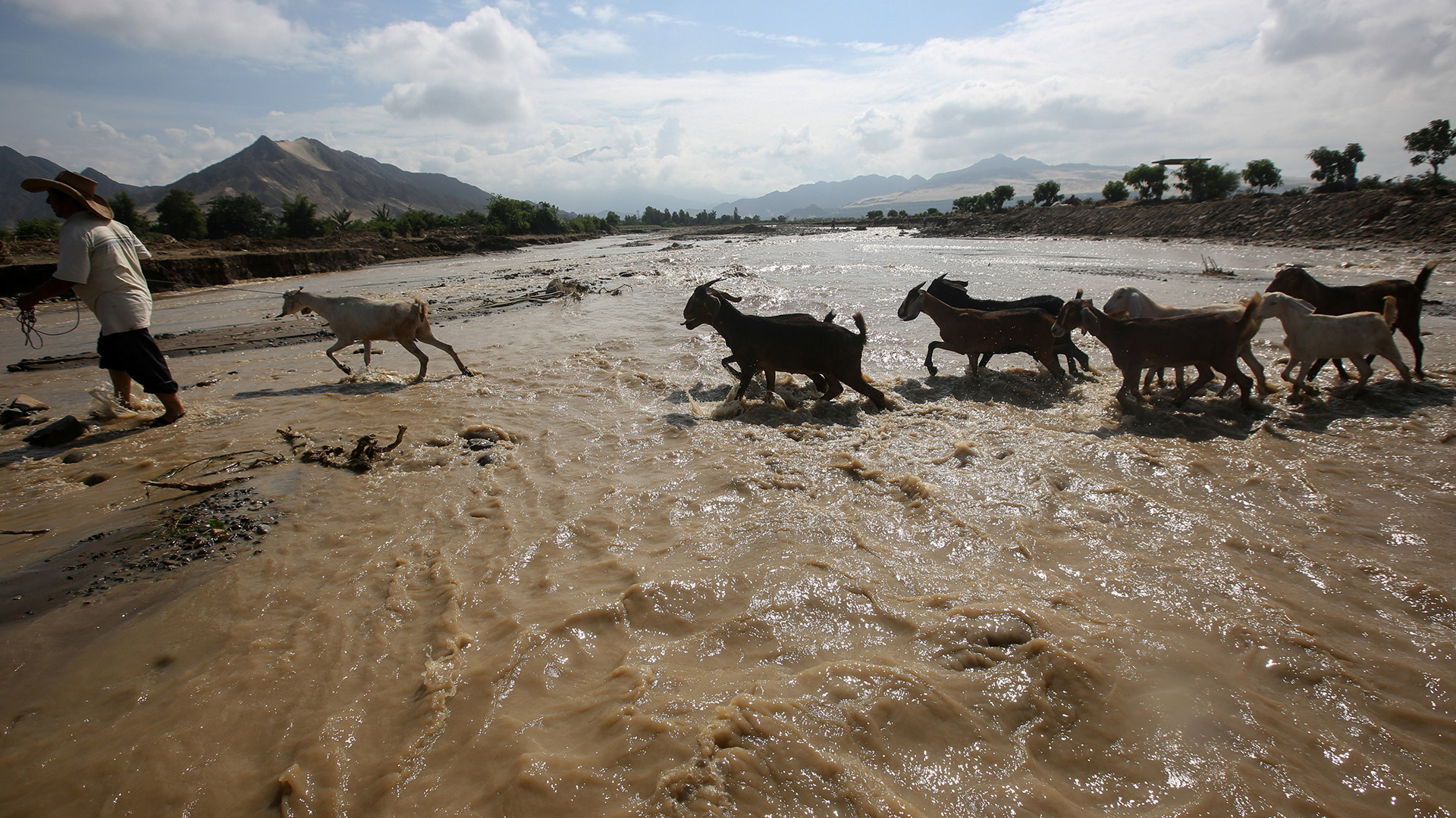 Aumentan las víctimas en Perú por las inundaciones 1