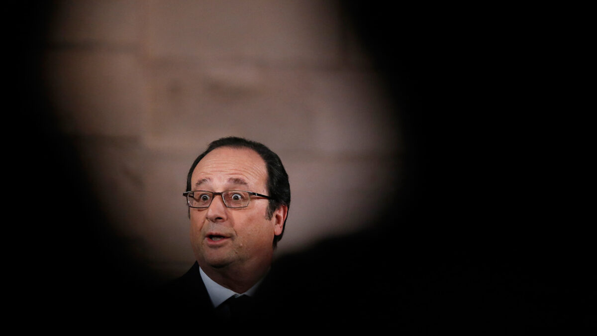 Un francotirador dispara a dos personas en un discurso de Hollande