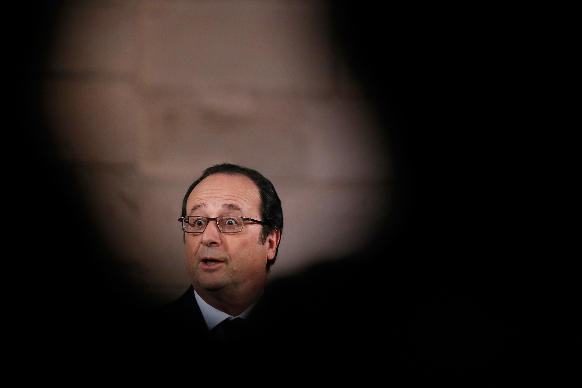 Un francotirador dispara a dos personas en un discurso de Hollande