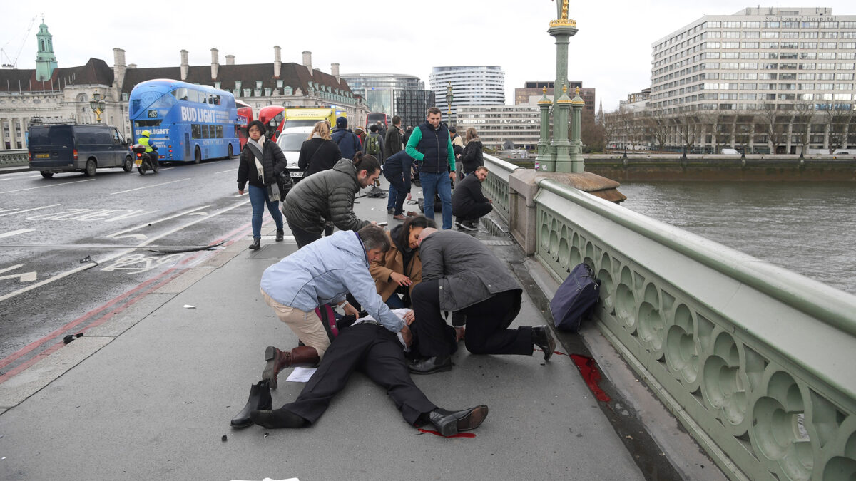 Cuatro muertos y 40 heridos por el ataque en el puente de Westminster de Londres