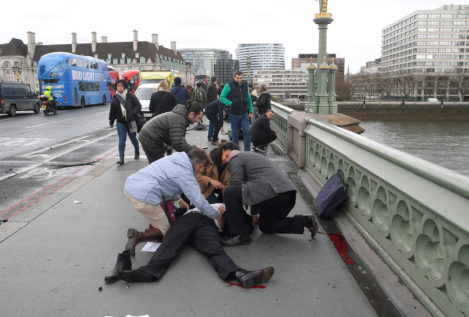 Cuatro muertos y 40 heridos por el ataque en el puente de Westminster de Londres