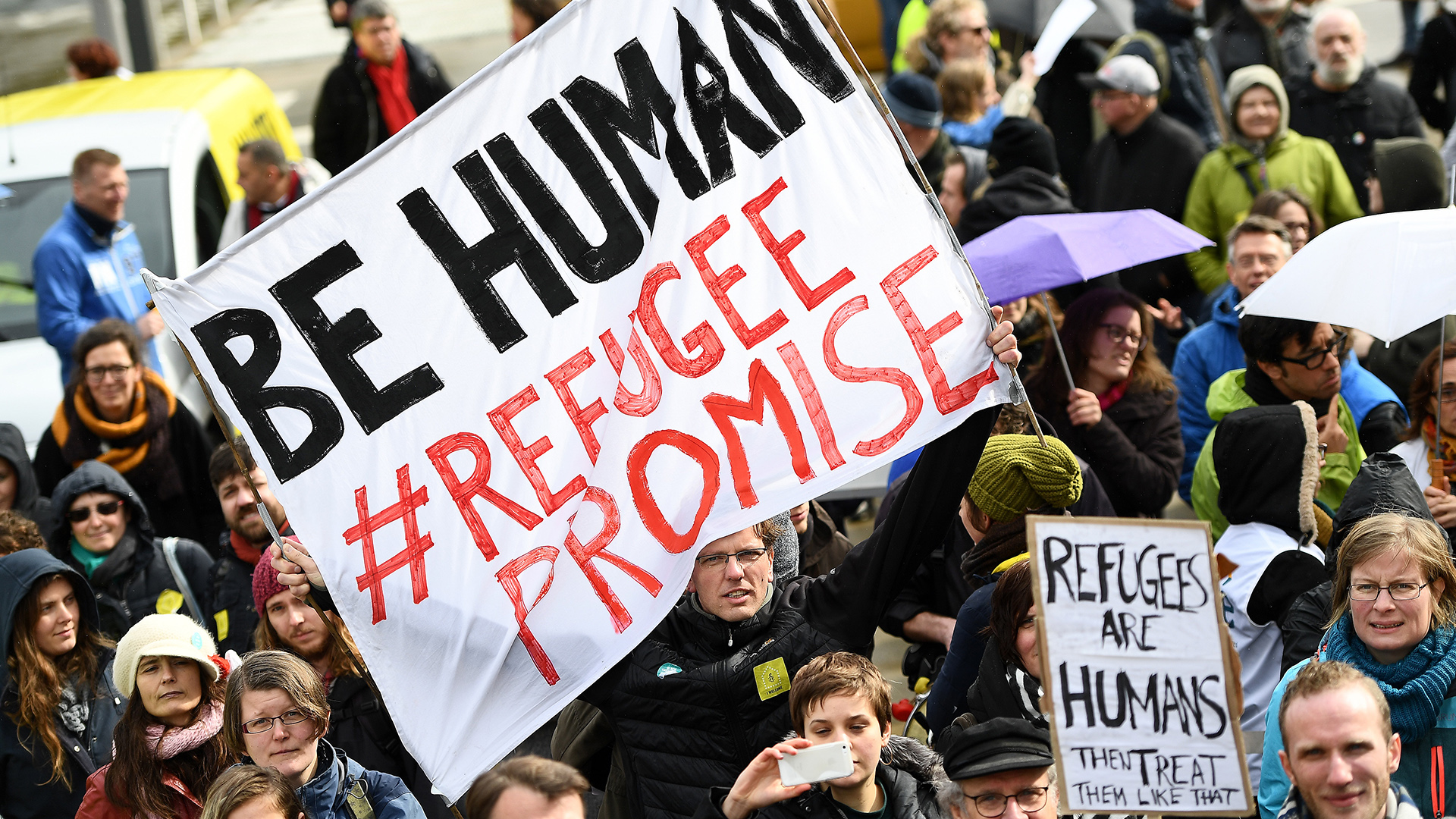 Centenares de personas piden a la UE cumplir con la acogida de solicitantes de asilo y refugiados 2