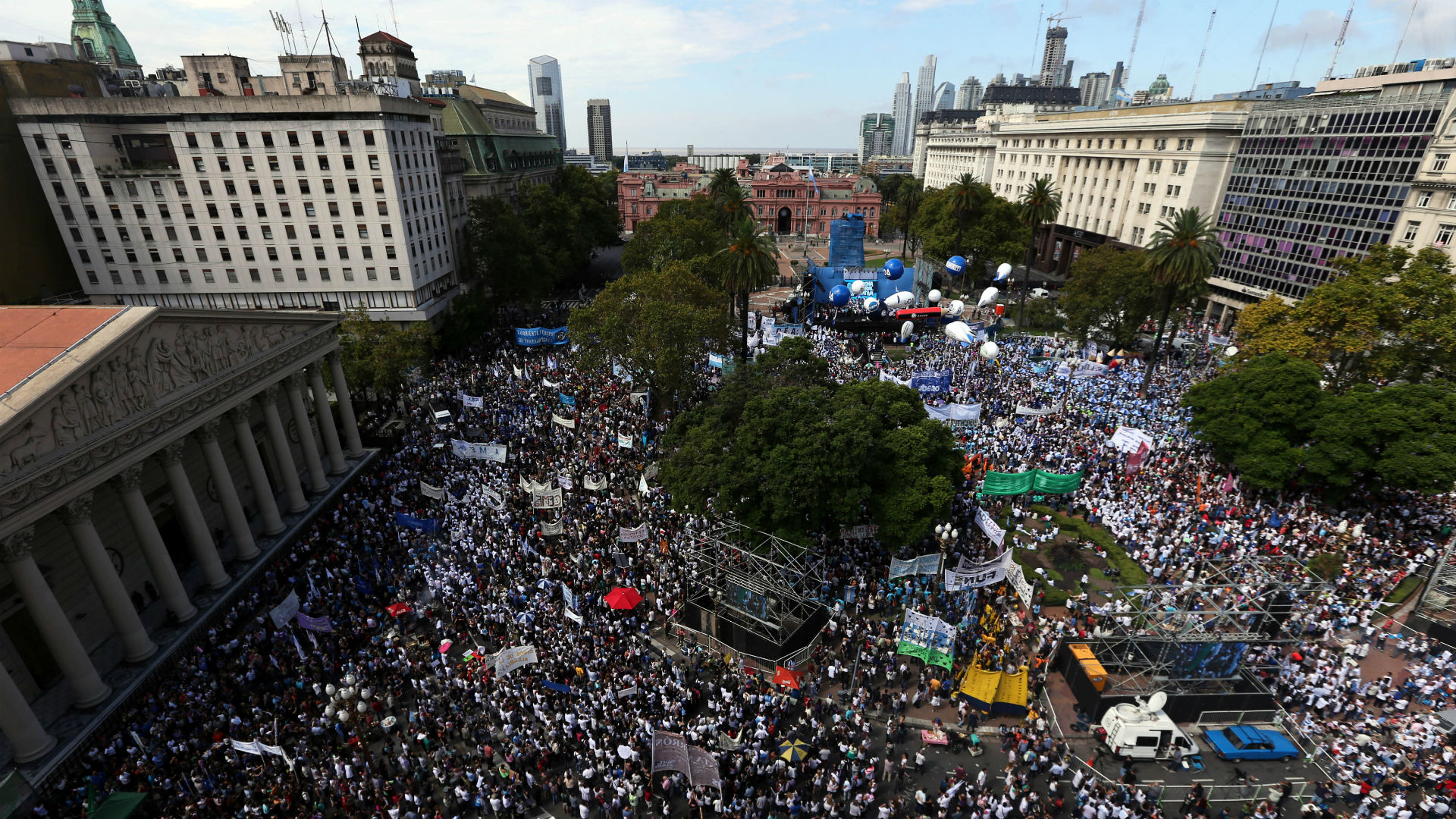 Colegios de Argentina “no cesarán las protestas” hasta que Macri aumente el salario