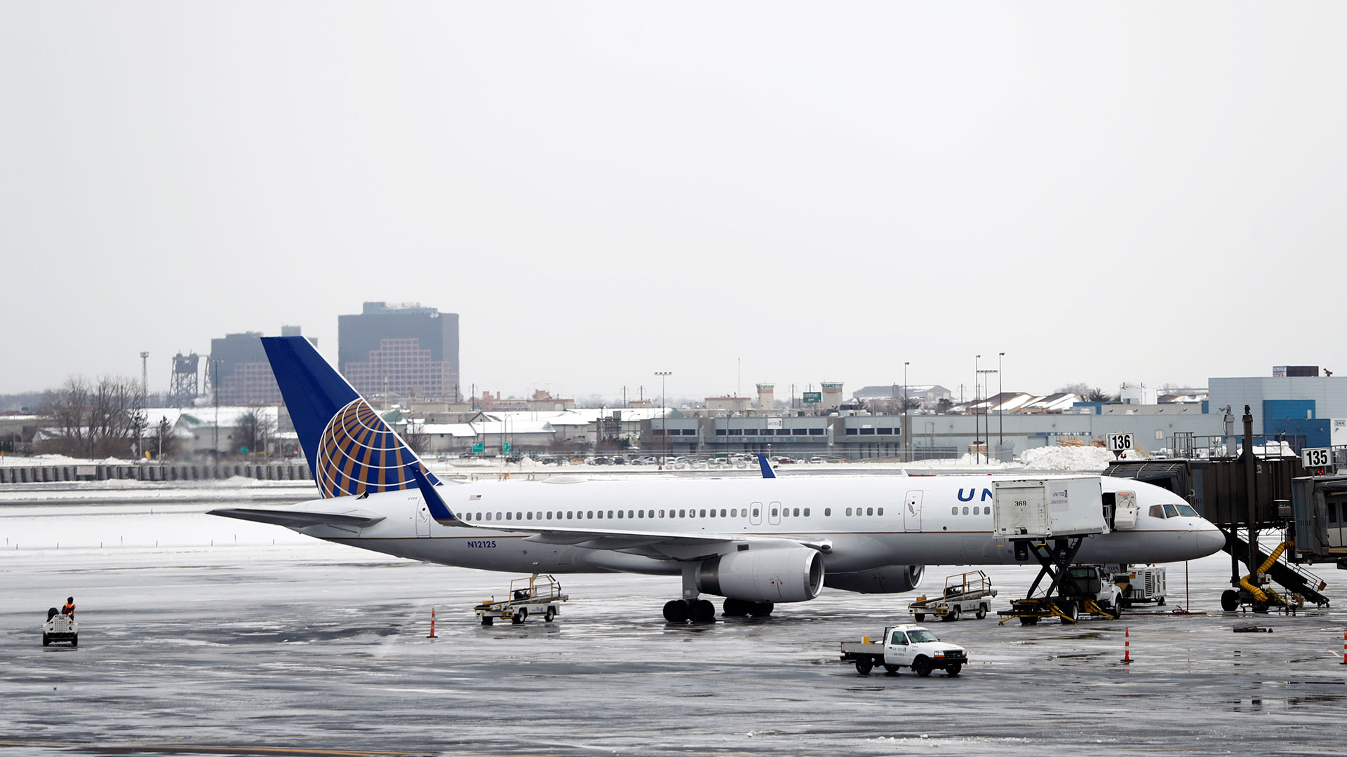 Críticas a United Airlines al no dejar embarcar a varias niñas por vestir leggings