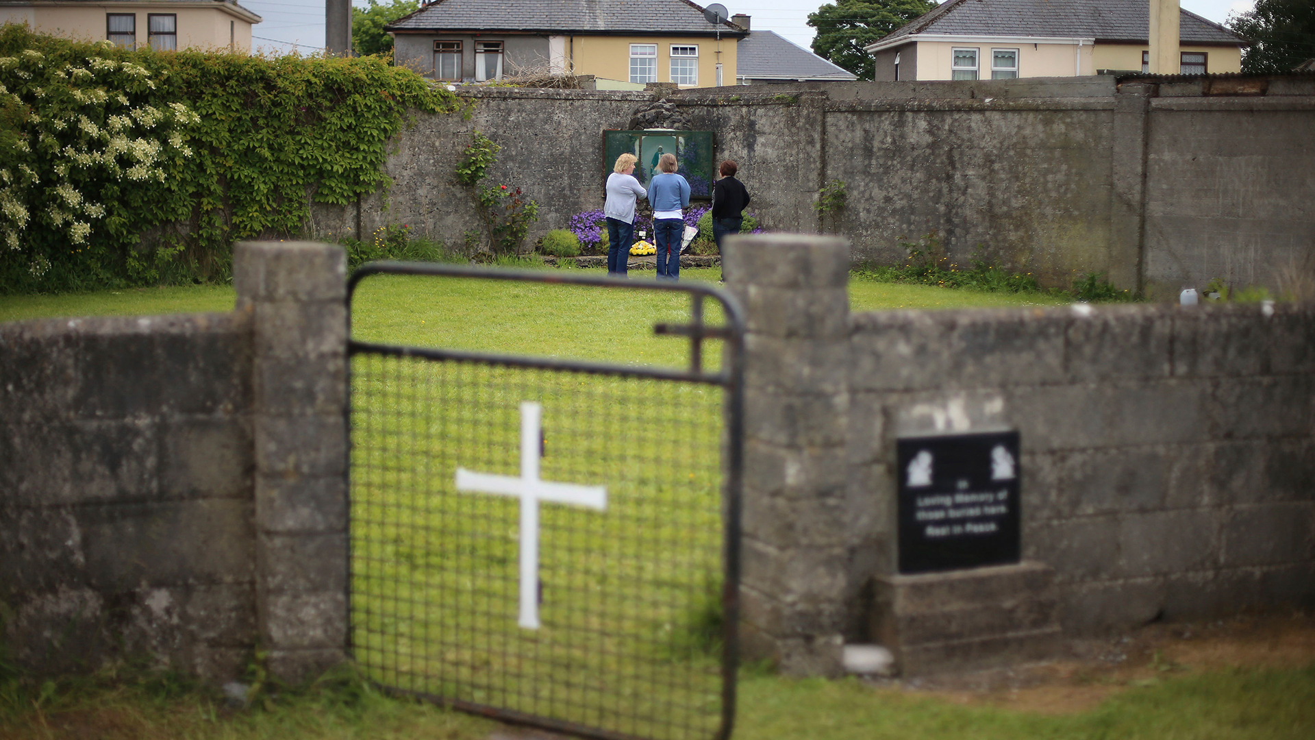 Descubierta una fosa común con cadáveres de niños y bebés en un orfanato católico de Irlanda