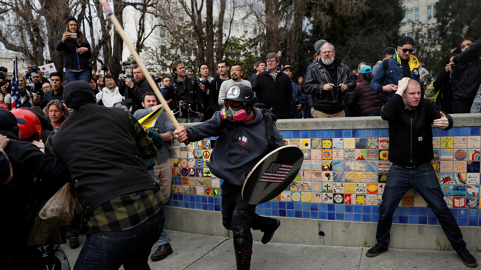 Diez detenidos tras choques entre simpatizantes y detractores de Trump en Berkeley