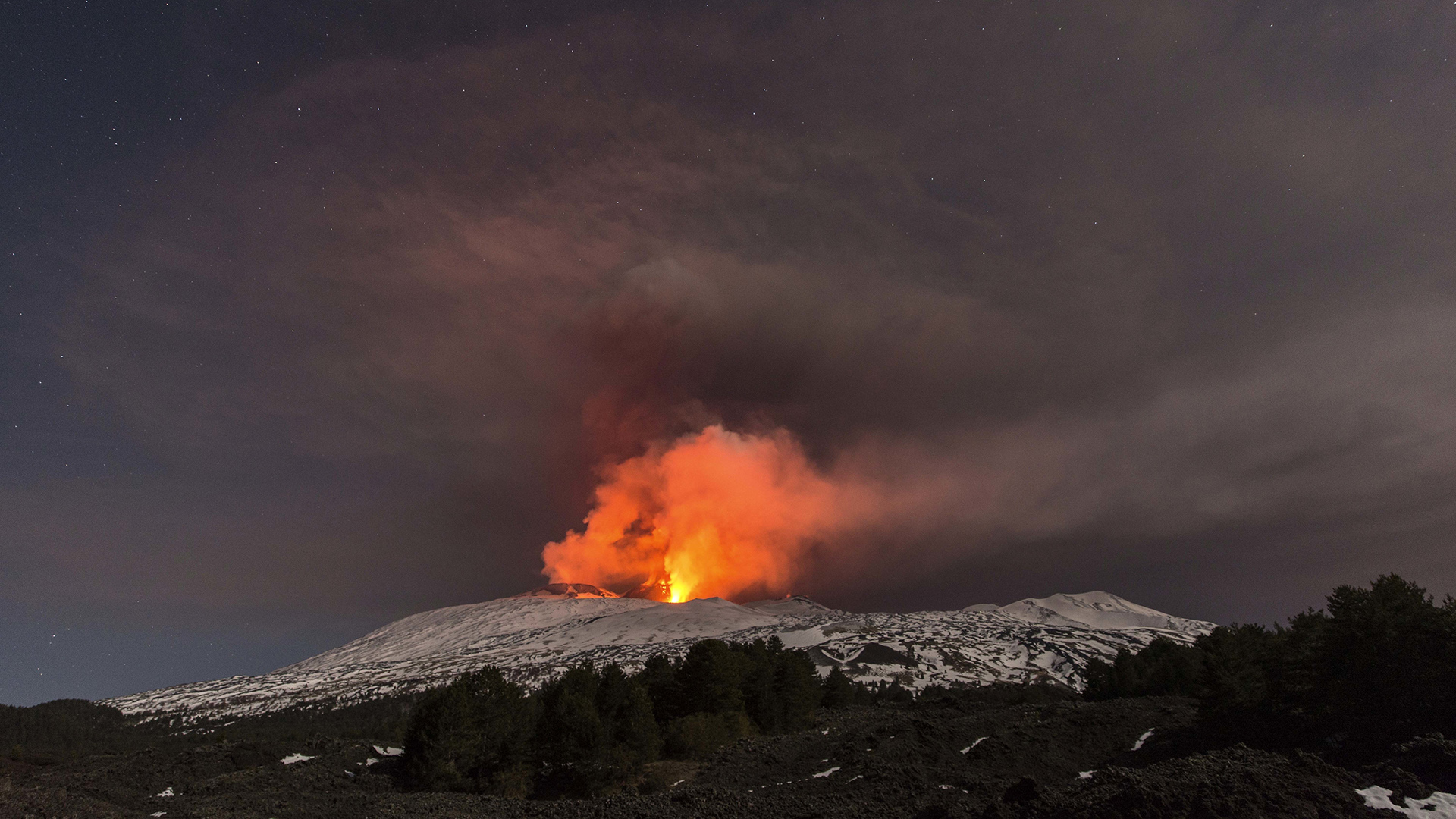 Diez heridos por la explosión de un cráter del Etna